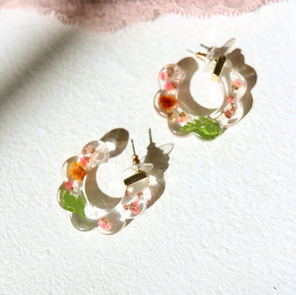 Scalloped Resin Floral Earrings - Picture 1 of 2